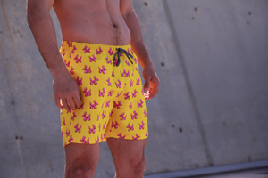 Pantaloneta de baño amarilla para hombre con diseño de perros de globo