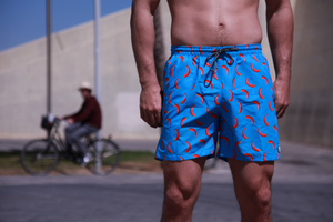Pantaloneta de baño azul para hombre con diseño de chili picante